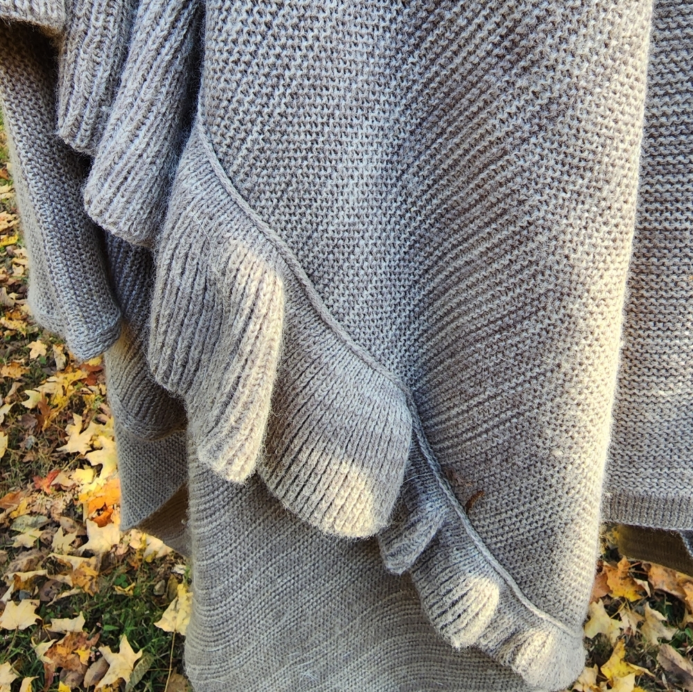 Poncho - Picture 2 of 6